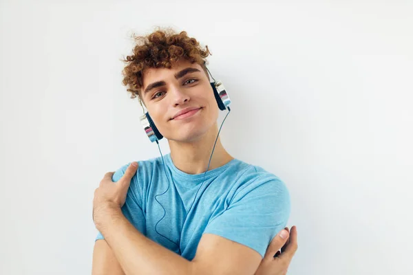 Hombre atractivo en camisetas azules auriculares moda inalterada — Foto de Stock