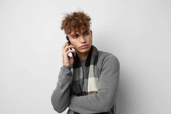 Atraktivní muž v kostkované šále mluvit do telefonu pózování emoce izolované pozadí — Stock fotografie