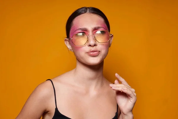 Vacker kvinna mode glasögon rosa ansikte makeup poserar attraktiv look isolerad bakgrund oförändrad — Stockfoto