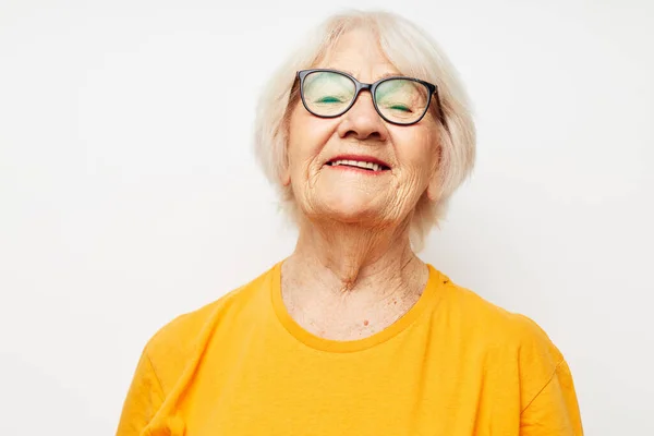 Fotografie důchodce stará dáma zdraví životní styl brýle léčba světlo pozadí — Stock fotografie