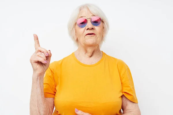 ファッショナブルなメガネの手のジェスチャーで高齢者の女性の終わりの感情 — ストック写真