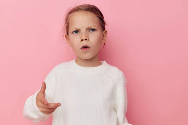 Mała dziewczynka biały sweter pozowanie zabawy odizolowane tło — Zdjęcie stockowe