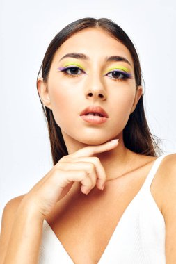 Güzel esmer, uzun saçlı kozmetik ürünleri. Arka planda değişiklik yok.