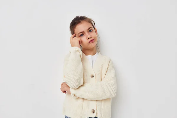 Linda chica posando en un suéter blanco aislado fondo — Foto de Stock