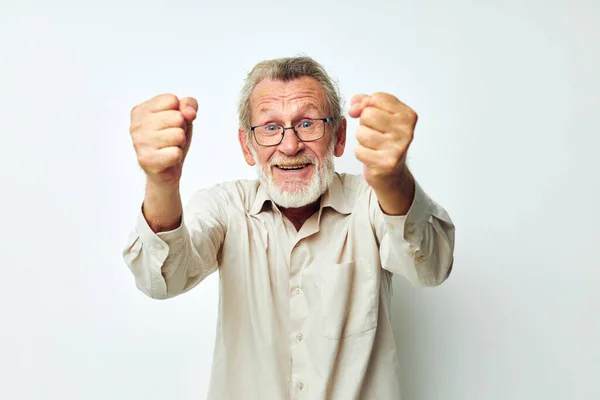Photo du vieil homme à la retraite porte des lunettes dans des chemises intactes — Photo