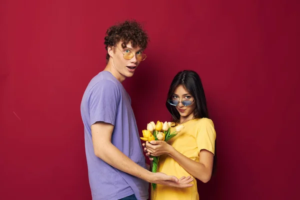 Portrét muže a ženy kytice květin dárek romantika životní styl beze změny — Stock fotografie