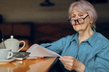 Güzel olgun yaşlı bir kadın bir kafede bir bardak laptopla emekli bir kadın değişmeden sohbet ediyor.