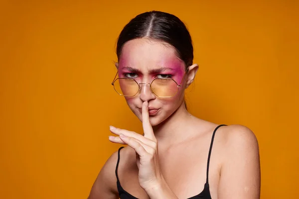 Retrato de bela jovem moda óculos rosa rosto maquiagem posando atraente olhar amarelo fundo inalterado — Fotografia de Stock