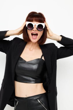 siyah takım elbiseli güzel bir kadın güneş gözlüklü lüks bir arka plan.