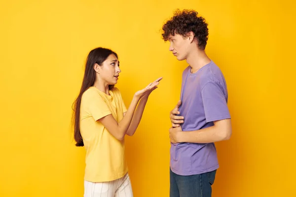 Schattig jong paar vriendschap poseren leuk studio geel achtergrond ongewijzigd — Stockfoto