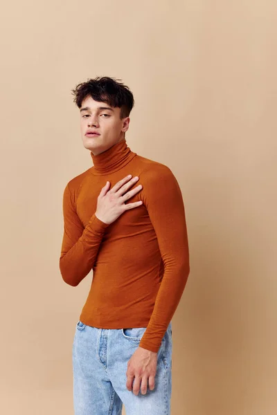 Handsome guy posing in brown sweater self confidence fashion Lifestyle unaltered — Fotografia de Stock