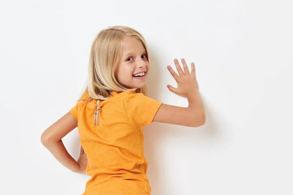 Wesoły mała dziewczynka w casual ubrania studio dzieciństwa — Zdjęcie stockowe