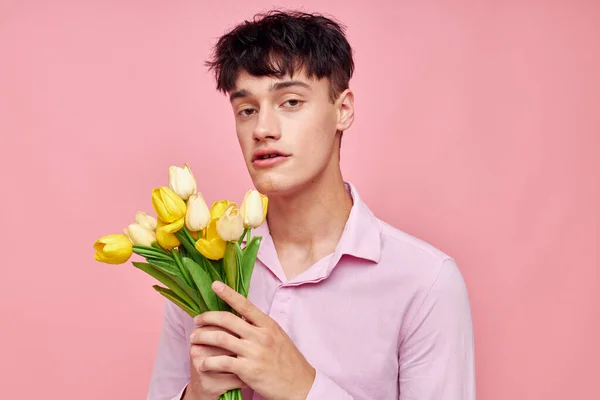 Πορτρέτο ενός νεαρού άνδρα μπουκέτο λουλούδια ημερομηνία ειδύλλιο θέτοντας ροζ φόντο αμετάβλητη — Φωτογραφία Αρχείου