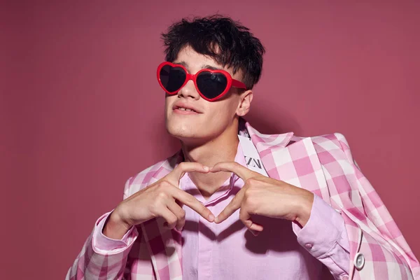 Foto romantického mladého přítele sluneční brýle růžové sako móda elegantní styl růžové pozadí beze změny — Stock fotografie