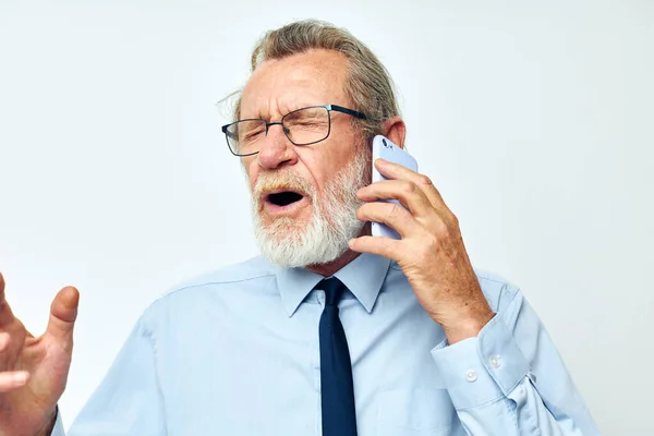Anciano en una camisa con una corbata hablando en el teléfono vista recortada —  Fotos de Stock