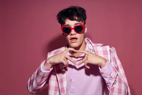 Фото романтичного молодого хлопця сонцезахисні окуляри рожева блейзерна мода елегантний стиль рожевий фон незмінний — стокове фото