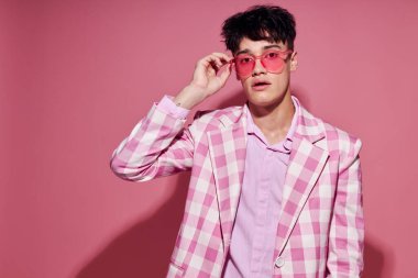 Yakışıklı, kendine güvenen, pembe ekose ceket giyen, hayat tarzını değiştirmemiş.
