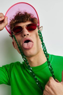 Yakışıklı genç adam gözlük takıyor yakın plan izole edilmiş arka plan