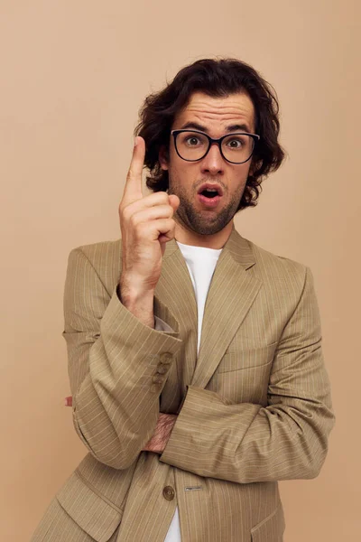 Homme avec des lunettes émotions geste mains posant fond isolé — Photo