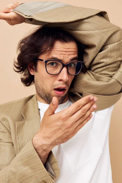 Homme avec des lunettes émotions geste mains posant fond isolé — Photo