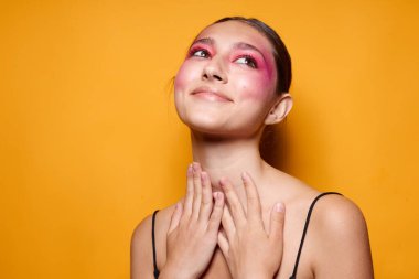 Seksi esmer kadın. Parlak makyajlı. Moda duyguları yaratıyor.