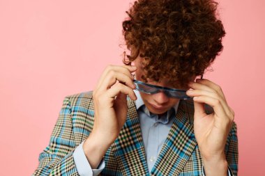 Kağıtlar için sevimli kızıl saçlı adam klasörü. Pembe arka planda duran boş bir sayfa.