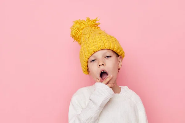 Милая девушка в свитере и в шляпе детство без изменений — стоковое фото