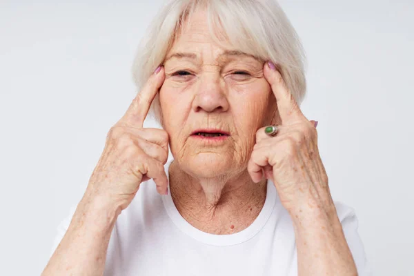 Emotionale ältere Frau in weißem T-Shirt mit schlechtem Sehvermögen — Stockfoto