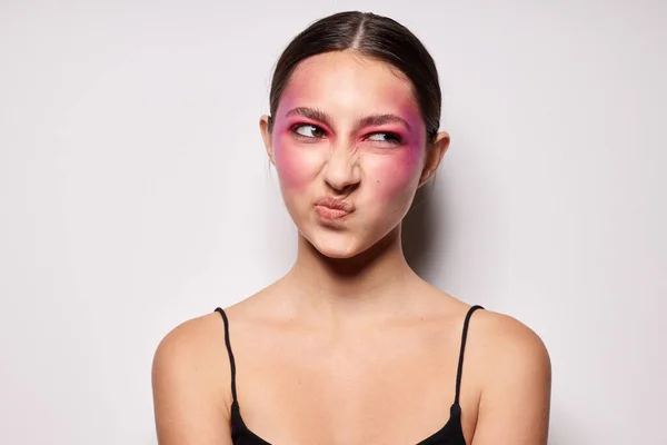 Sexy morena mujer sonrisa brillante rosa maquillaje emociones cosméticos recortado ver inalterado —  Fotos de Stock