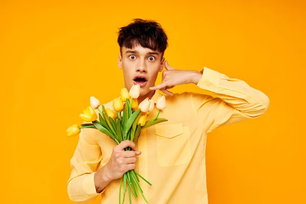 Фото романтичного молодого хлопця з модною зачіскою в жовтих сорочках з квітами Стиль життя незмінний — стокове фото