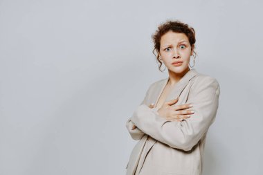 Güzel bir kadın. Klasik takım elbiseli. El hareketi.