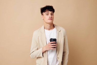 Hafif ceketli bir adam İçkili bir bardak Değiştirilmemiş bir yaşam tarzı