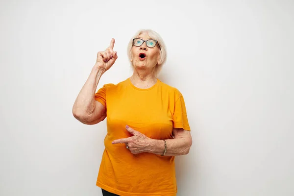 Elderly woman vision problems with glasses isolated background — Stock Photo, Image
