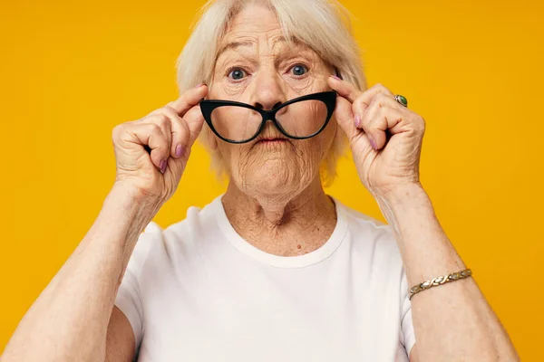 Foto de problemas de visión de anciana jubilada con gafas emociones de primer plano — Foto de Stock