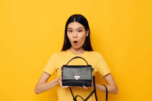 Porträtt Asiatiska vackra ung kvinna kvinnlig koppling tillbehör poserar gul bakgrund oförändrad — Stockfoto