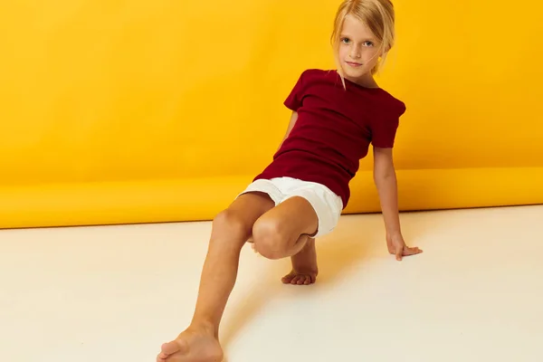 Menina sentada no chão emoções da infância diversão — Fotografia de Stock