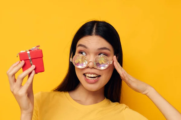 Asyalı görünümlü, gözlüklü bir kadın tatil hediyesi yakın çekim stüdyo modeli değiştirilmemiş. — Stok fotoğraf