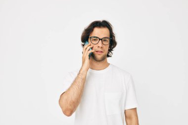 Beyaz tişörtlü çekici adam izole bir arka plan çizdi.