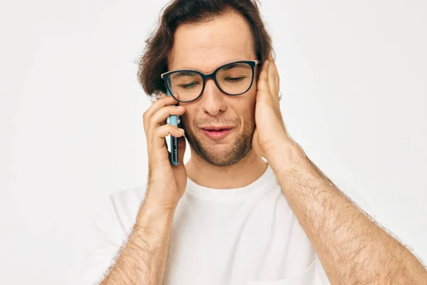 Homem atraente telefone comunicação mão gesto luz fundo — Fotografia de Stock