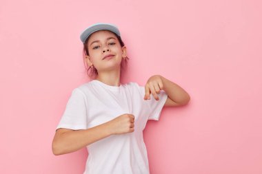 Güzel genç kız beyaz t-shirt pozu veriyor. Duygular izole edilmiş.