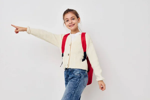 Мила школярка з червоним рюкзаком позує Стиль життя незмінний — стокове фото