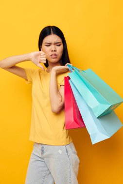 El alışverişinde paketleri olan Asyalı güzel kadın portresi. Değişmemiş yaşam tarzı.