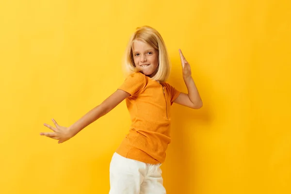 女の子笑顔手ジェスチャーポーズカジュアルな服楽しい黄色の背景変更なし — ストック写真