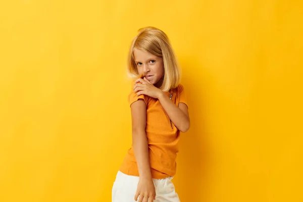 Küçük bir kızın portresi gülümseyen el hareketleri gelişigüzel hareketler giyim eğlenceli soyutlanmış arka plan değiştirilmemiş — Stok fotoğraf