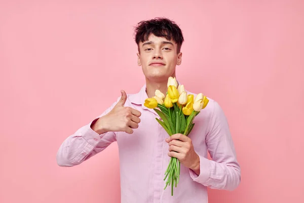 Mladý muž kytice květin datum romantiku představovat izolované pozadí beze změny — Stock fotografie