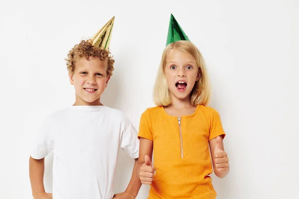 Radosne dzieci z czapkami na głowie wakacje rozrywka odizolowane tło bez zmian — Zdjęcie stockowe