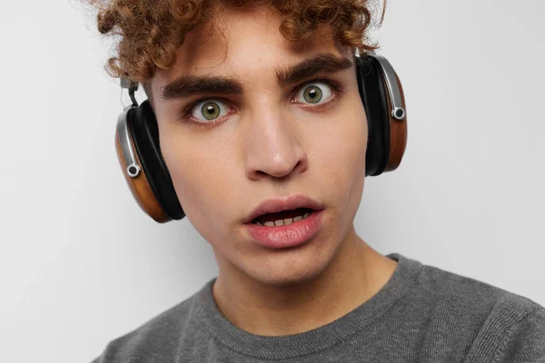 Kinky guy Kopfhörer-Musik-Technologie isoliert Hintergrund — Stockfoto