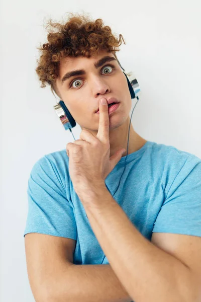 Kinky guy in blue t-shirts headphones fashion Lifestyle unaltered — Stock Photo, Image