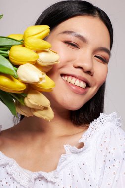 Güzel, esmer, romantik çiçek buketi. Arka plandaki ışık degişmemiş.