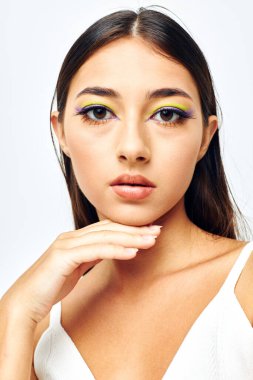 Uzun saçlı güzel bir kadının portresi. Stüdyo modelini değiştirmeden poz veriyor.